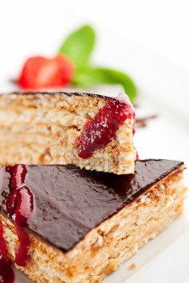 8006264-dessert--chocolade-noten-cake-met-bessen-jam-aardbeien-en-verse-munt